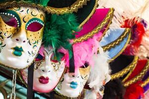 recuerdos y carnaval mascaras en calle comercio en Venecia, Italia foto