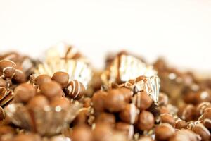 de cerca chocolate pelotas con panadería frustrar en blanco antecedentes en un panadería tienda. foto