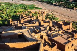 espera benhaddou es un fortificado ciudad, o ksar, a lo largo el ex caravana ruta Entre el Sáhara y marrakech en Marruecos. foto