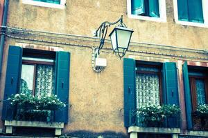 tradicional ventana de típico antiguo Venecia edificio foto