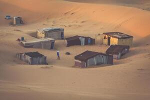 tienda acampar para turistas en arena dunas de ergio chebbi a amanecer, Marruecos foto