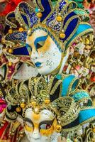 recuerdos y carnaval mascaras en calle comercio en Venecia, Italia foto