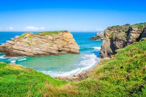 famoso Español destino, catedrales playa playa Delaware las catedrales en atlántico Oceano foto