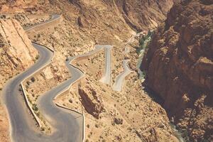 devanado la carretera en dades valle, Marruecos, África foto