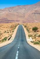 interminable la carretera en Sáhara Desierto con azul Cielo, Marruecos África foto