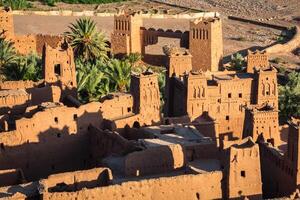 espera benhaddou es un fortificado ciudad, o ksar, a lo largo el ex caravana ruta Entre el Sáhara y marrakech en Marruecos. foto