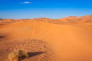 Desierto duna a ergio chebbi cerca merzouga en Marruecos. foto