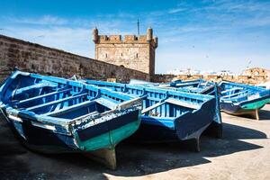 un montón de azul pescar barcos en el Puerto de esauira, Marruecos foto