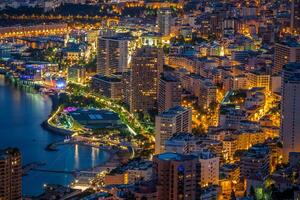 Monte Carlo en vista de Mónaco por la noche en la Costa Azul foto
