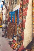 antiguo medina zoco fez, artesano tienda de vistoso marroquí cuero, fez, Marruecos. foto