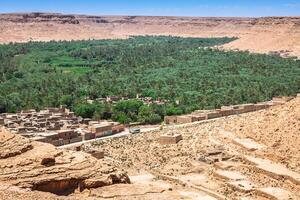 un pueblo a un oasis a el fondo de un cañón en el atlas montañas, Marruecos foto