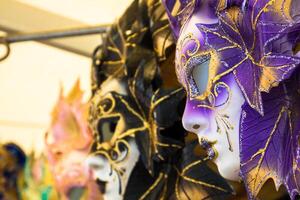 recuerdos y carnaval mascaras en calle comercio en Venecia, Italia foto