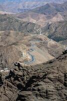 Rizado la carretera en el alto atlas montañas en Marruecos foto