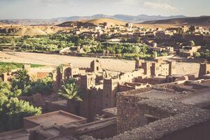 espera benhaddou es un fortificado ciudad, o ksar, a lo largo el ex caravana ruta Entre el Sáhara y marrakech en Marruecos. foto