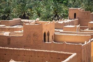 un pueblo a un oasis a el fondo de un cañón en el atlas montañas, Marruecos foto