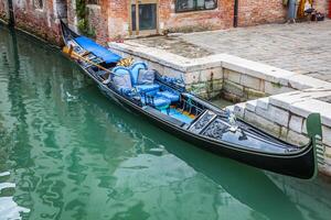 góndola Servicio en el canal en Venecia, Italia foto