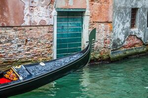 góndola Servicio en el canal en Venecia, Italia foto