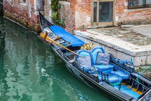 góndola Servicio en el canal en Venecia, Italia foto