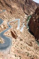 devanado la carretera en dades valle, Marruecos, África foto