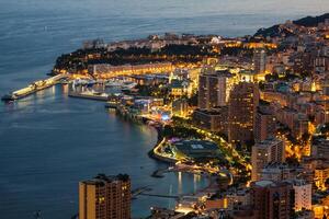 Monte Carlo en vista de Mónaco por la noche en la Costa Azul foto