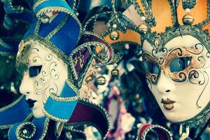 recuerdos y carnaval mascaras en calle comercio en Venecia, Italia foto