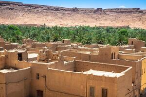 un pueblo a un oasis a el fondo de un cañón en el atlas montañas, Marruecos foto