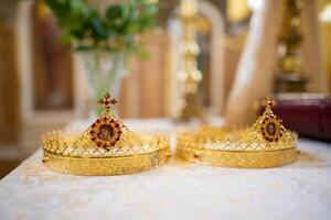 de cerca de dorado coronas en un ucranio Iglesia foto