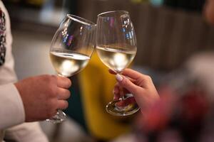 dos personas son participación lentes con un alcohólico bebida foto