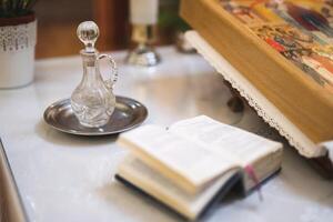 licorera con santo agua de un sacerdote en un ortodoxo ucranio Iglesia foto