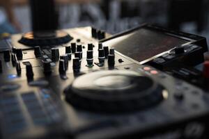 un DJ obras de teatro música en un controlador a un fiesta foto