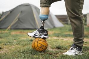 un hombre con un protésico pierna es haciendo Deportes jugando fútbol americano foto