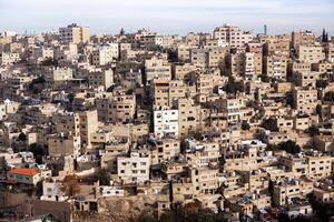 aéreo ver de amman ciudad el capital de Jordán. ciudad bohordo de ammán foto