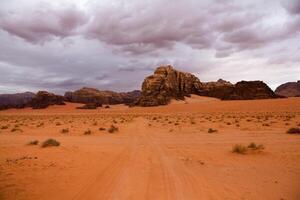 cauce Ron Desierto en Jordán. en el puesta de sol. panorama de hermosa arena modelo en el duna. Desierto paisaje en Jordán. foto