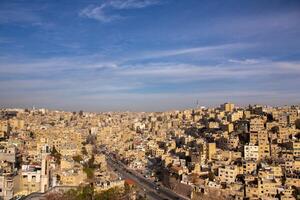 aéreo ver de amman ciudad el capital de Jordán. ciudad bohordo de ammán foto