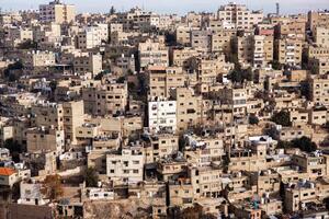 aéreo ver de amman ciudad el capital de Jordán. ciudad bohordo de ammán foto