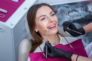 joven hembra paciente con bonito sonrisa examinando dental inspección a dentista clínica. sano dientes y medicamento, estomatología concepto foto