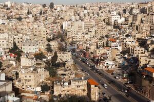 aéreo ver de amman ciudad el capital de Jordán. ciudad bohordo de ammán foto