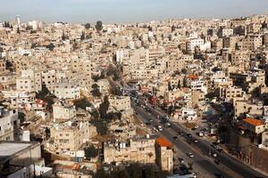 aéreo ver de amman ciudad el capital de Jordán. ciudad bohordo de ammán foto