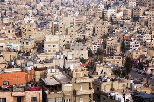 aéreo ver de amman ciudad el capital de Jordán. ciudad bohordo de ammán foto