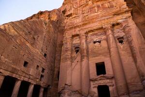 belleza de rocas y antiguo arquitectura en petra, Jordán. antiguo templo en petra, Jordán. foto