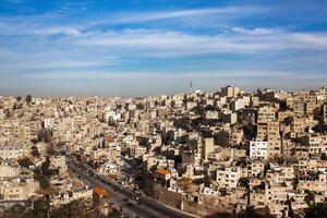 aéreo ver de amman ciudad el capital de Jordán. ciudad bohordo de ammán foto