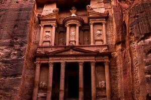 belleza de rocas y antiguo arquitectura en petra, Jordán. antiguo templo en petra, Jordán. foto