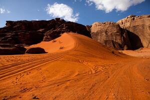 cauce Ron Desierto en Jordán. en el puesta de sol. panorama de hermosa arena modelo en el duna. Desierto paisaje en Jordán. foto