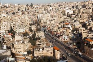 aéreo ver de amman ciudad el capital de Jordán. ciudad bohordo de ammán foto