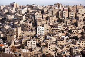 aéreo ver de amman ciudad el capital de Jordán. ciudad bohordo de ammán foto