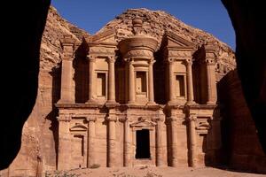 belleza de rocas y antiguo arquitectura en petra, Jordán. antiguo templo en petra, Jordán. foto