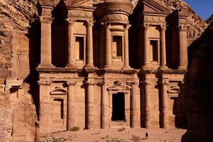 belleza de rocas y antiguo arquitectura en petra, Jordán. antiguo templo en petra, Jordán. foto