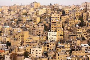 aéreo ver de amman ciudad el capital de Jordán. ciudad bohordo de ammán foto