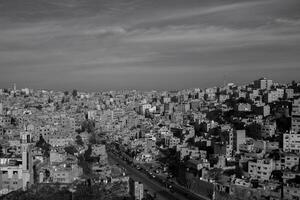 aéreo ver de amman ciudad el capital de Jordán. ciudad bohordo de ammán foto