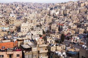 aéreo ver de amman ciudad el capital de Jordán. ciudad bohordo de ammán foto